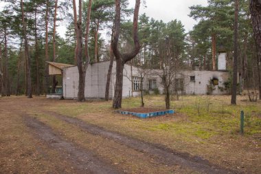 Terk edilmiş odalar ve girişi unutulmuş, bir sonbahar günü harap olmuş bir evde..