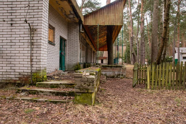 Opuszczone Pokoje Wejście Zapomnianego Zniszczonego Domu Jesienią — Zdjęcie stockowe