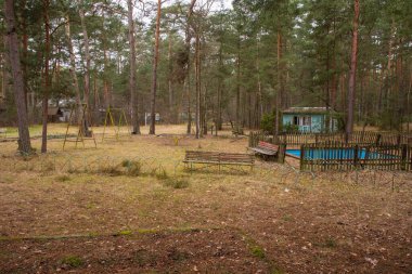 Terk edilmiş ahşap seyyar evler unutulmuş, terk edilmiş bir tatil köyünde, bir sonbahar gününde..