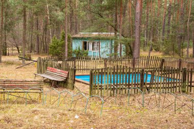 Terk edilmiş ahşap seyyar evler unutulmuş, terk edilmiş bir tatil köyünde, bir sonbahar gününde..