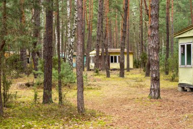 Terk edilmiş ahşap seyyar evler unutulmuş, terk edilmiş bir tatil köyünde, bir sonbahar gününde..