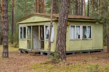 Terk edilmiş ahşap seyyar evler unutulmuş, terk edilmiş bir tatil köyünde, bir sonbahar gününde..