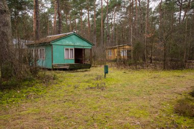 Terk edilmiş ahşap seyyar evler unutulmuş, terk edilmiş bir tatil köyünde, bir sonbahar gününde..