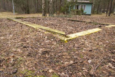 UWA, ihmal edilmiş ve terk edilmiş bir çocuk kum havuzunu bir tatil beldesinde ele alıyor..
