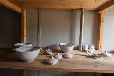 Terk edilmiş bir depoda eski, hasarlı bir porselen..