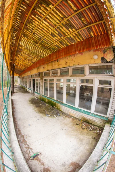 Zniszczony Opuszczony Budynek Zadaszenie Taras Obiektywie Rybiego Oka Jesiennego Dnia — Zdjęcie stockowe