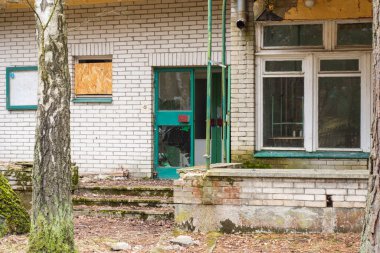 Eski, harap ve terk edilmiş bir binaya giriş..