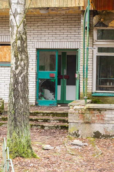 Entrada Para Edifício Antigo Arruinado Abandonado — Fotografia de Stock