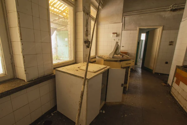 Interior Uma Cozinha Industrial Abandonada Cheia Lixo Móveis Copos Deixados — Fotografia de Stock
