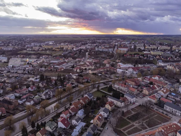 Gün batımı ve fırtına bulutları bir bahar günü nehir ve şehir üzerinde.
