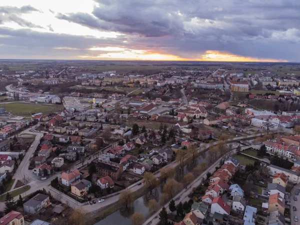Gün batımı ve fırtına bulutları bir bahar günü nehir ve şehir üzerinde.