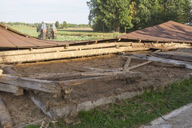 Ahırın yıkılışından sonra eski ve yıkık dökük metal bir çatının kalıntıları yerde yatıyordu. Gün