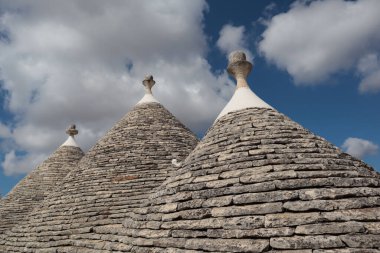 Alberobello 'daki Trulli çatıları. Alberobello, Puglia, İtalya