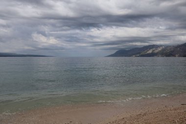 Adriyatik 'te fırtınalı, yağmurlu bir günde deniz manzarası