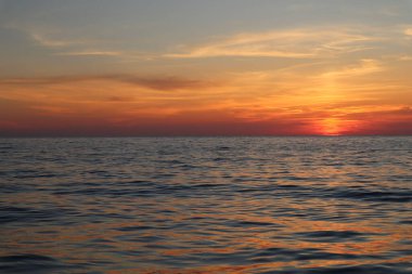 Gün batımında gökyüzünde bulutlar parlak turuncu ve kırmızıya boyanır. Arkaplan resimleri