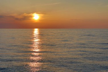 Bir yaz akşamında gün batımında