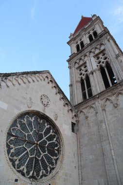 Hırvatistan 'ın eski Trogir kentinin mimarisi. St. Lawrence Katedrali 'nin taş çan kulesi