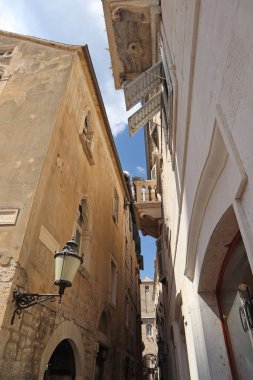 Split, Dalmaçya ve Hırvatistan 'ın tarihi merkezinde eski dar bir sokak