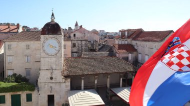 Hırvatistan 'ın eski Dalmaçya kentinin tarihi bölümünde ortaçağ mimarisi ve Hırvat bayrağı, eski binalar, saat kulesi
