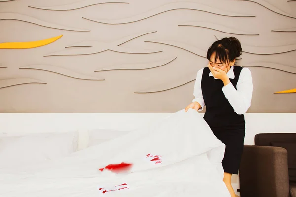 ホテルやリゾートのメイドは 血液染色された白と汚れた月経期 嫌な白いベッドリネンと血の匂いを見て病気の元ゲストのベッドのシーツを変更します — ストック写真