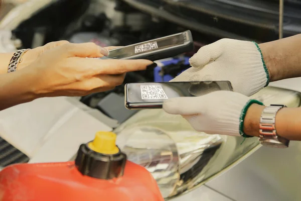 Mãos Cliente Feminino Mecânico Masculino Usam Smartphones Para Pagar Despesas — Fotografia de Stock