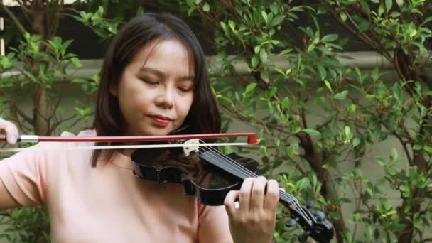 Středověká Asijská Žena Hraje Housle Relaxační Rekreační Hudbu Její Domácí — Stock video