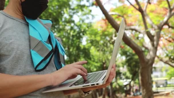 Maskierter Ingenieur Architekt Lehnt Sich Mit Laptop Gegen Baum Spielt — Stockvideo
