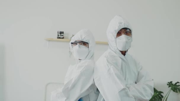 Mannelijke Vrouwelijke Artsen Met Een Gezichtsmasker Beschermende Kleding Bereid Het — Stockvideo
