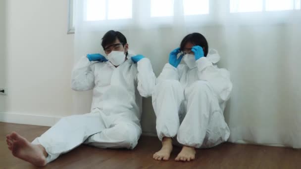 Artsen Twee Medische Professionals Mannen Vrouwen Helpen Patiënten Die Besmet — Stockvideo