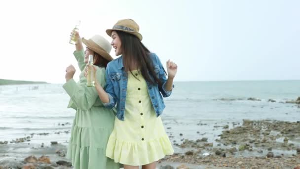 Мила Фотографія Двох Дівчат Які Танцюють Щоб Відсвяткувати Пляж Красива — стокове відео