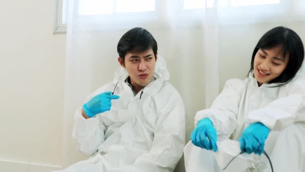 两名医学专业人员在一家医院的隔离室里帮助感染Covid 19的病人 他们穿着Ppe坐在那里休息 — 图库视频影像