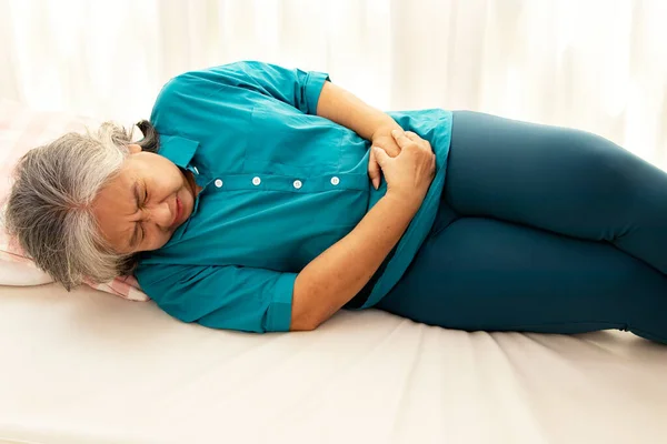 Aziatische Oudere Vrouw Ligt Bed Ongemakkelijk Met Buikpijn Dikke Darm — Stockfoto
