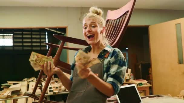 Glückliche Tischlerin Beim Online Verkauf Von Holzmöbeln Tischlerin Freut Sich — Stockvideo