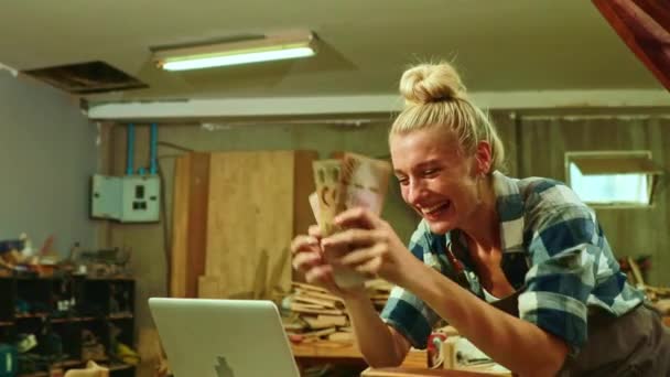 Жіночий Тесля Радує Готівкою Заробляючи Від Продажу Меблів Онлайн Експортній — стокове відео