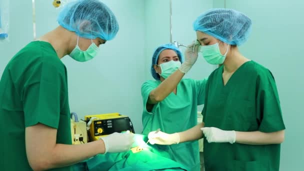 Kıdemli Kadın Pratisyen Hekimin Asistanı Ameliyathanedeki Bir Hastaya Ameliyat Sırasında — Stok video