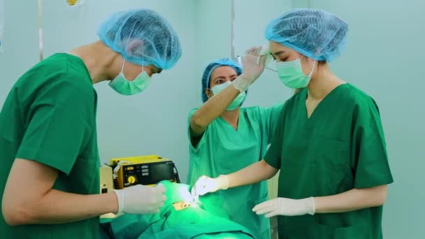 Асистент Старшої Жінки Практика Медсестри Використовує Рушник Поглинання Обличчя Хірурга — стокове відео