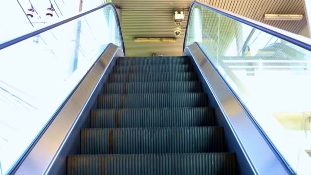 Escalada Controle Elétrico Automático Uma Escada Rolante Estação Trem Céu — Vídeo de Stock