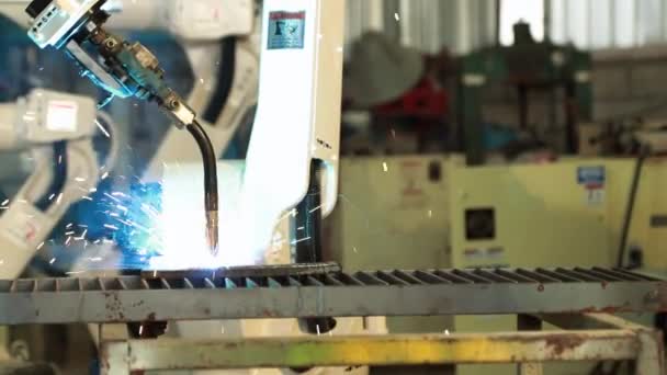 Operação Braços Robóticos Soldagem Metal Teste Soldagem Elétrica Chapa Aço — Vídeo de Stock
