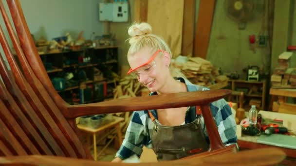 Feliz Bonito Caucsian Carpinteiro Mobiliário Feminino Usa Pano Para Limpar — Vídeo de Stock