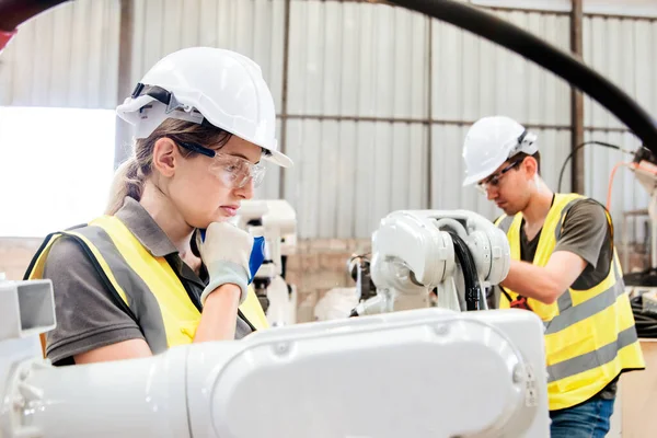 Equipo Ingenieros Electricistas Electrónicos Hombre Mujer Trabajan Juntos Para Inspeccionar — Foto de Stock