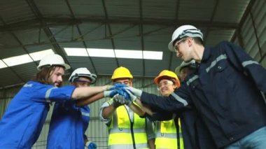 Mühendislik ekibi ve fabrika atölyesindeki işçi takımı, kadın ve erkek el ele vererek endüstrinin başarısı için güçlerini birleştiriyor. Takım çalışması ve profesyonel meslektaşlar.