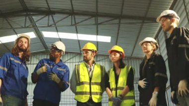 Teknik Mühendisler erkek ve kadın çoklu etnik makine bakım ekibi, fabrikadaki günlük operasyonlardan önce planlama konusunu tartışmak için toplanın..