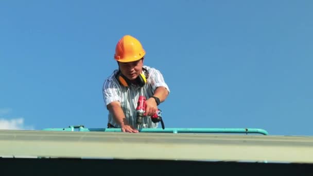 Ingeniero Masculino Senior Con Casco Seguridad Abordando Una Plataforma Trabajo — Vídeos de Stock