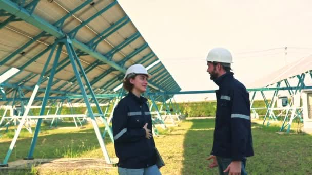 Team Manliga Och Kvinnliga Elektriska Ingenjörer Inspekterar Solpanelens Installationsområde Ett — Stockvideo