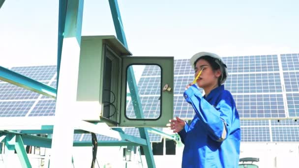 Vrouwelijke Elektricien Inspecteert Zonnepaneel Bedieningspaneel Met Behulp Van Elektrische Schroevendraaier — Stockvideo