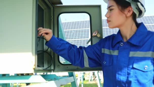 女电工用电动螺丝刀检查太阳能电池板控制板以检查电流是否安全 野外太阳能电池板安装站的女工程师形象 — 图库视频影像