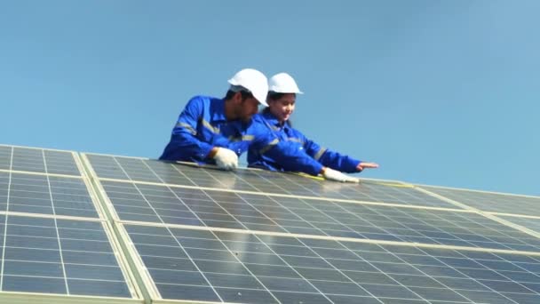 Elettrotecnico Donna Che Ispeziona Pannello Controllo Del Pannello Solare Utilizzando — Video Stock