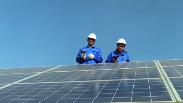 Женщина Электрик Осматривает Солнечную Панель Управления Помощью Электрической Отвертки Проверки — стоковое видео