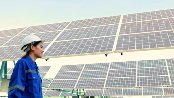 Electricista Femenina Inspeccionando Panel Control Del Panel Solar Utilizando Destornillador — Vídeo de stock
