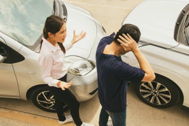 Kızgın kadın, önünde duran adamla tartışıyor ve aniden özel arabayı yasa dışı yollarla kullanan bir kazaya neden oluyor, bu da sigorta yükümlülüğü gerektiriyor: